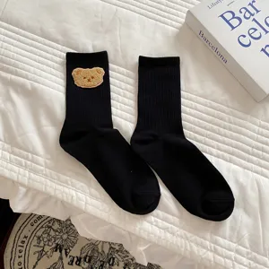 Schwarze Baumwoll-Mittelsocken mit süßer Bärenbestickung, warme und bequeme Alltagssocken.