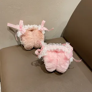 Gros plan détaillé de mignons cache-oreilles Lolita rose duveteux avec dentelle et nœuds.