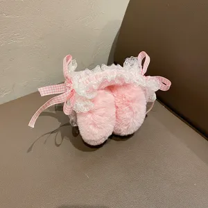 Cache-oreilles roses duveteux avec dentelle blanche et nœuds à carreaux, joli style Lolita détaillé.