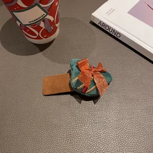 Weihnachten Plüsch Geschenkbox Haarspange mit Schleife, süßes Feiertags Haaraccessoire.