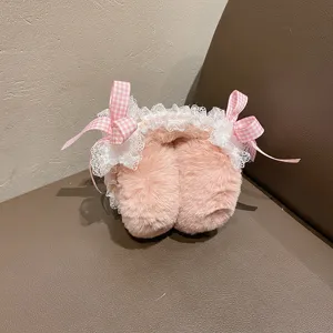 Jolis cache-oreilles en peluche rose avec bordure en dentelle blanche et beaux nœuds.