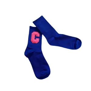 Blaue Baumwollsocken mit mittlerem Schaft und pinkem Buchstaben-C für Damen Mode.