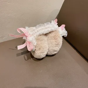 Détail de cache-oreilles en peluche mignons avec bordure en dentelle blanche et nœuds roses.