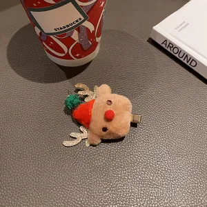 Nahaufnahme Detail süßer Weihnachts Plüsch Rentier Haarspange mit Glitzer Geweih und Mütze.