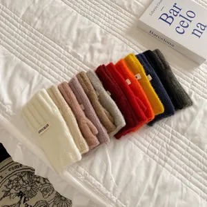 Guanti senza dita in maglia accoglienti in vari colori, ideali per il calore invernale.