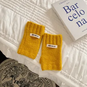 Guanti lavorati a maglia senza dita, gialli caldi invernali, morbido tessuto termico.