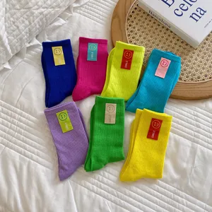Kleurrijke middelhoge sokken met schattige smile geweven labels, zachte casual damessokken.