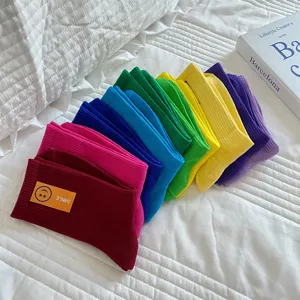 Kleurrijke gestapelde sokken voor vrouwen, comfortabele geribbelde regenboog katoenen casual sokken.