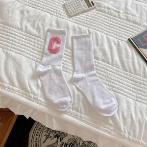 Chaussettes mi-hautes blanches en coton avec charmante lettre C brodée rose pour style quotidien.