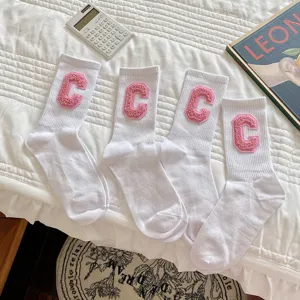 Chaussettes mi-hautes blanches avec patchs lettre C rose, bas en coton tendance pour étudiants.