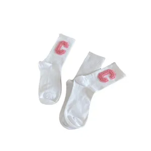 Chaussettes mi-hautes blanches pour femmes avec patchs lettre C éponges roses tendance.