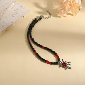 Gotische dubbellaagse kralenketting met rood hart hangertje voor Halloween feest accessoires.