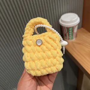 Dettaglio custodia per auricolari in maglia gialla spessa fatta a mano, grazioso mini portamonete.