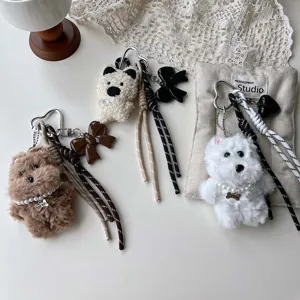 Plüsch Hund Schlüsselanhänger Detail, süßer Westie Taschenanhänger mit Schleife und Perlen.