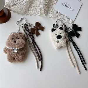 Flauschiger Hunde- und Bären-Taschenanhänger Detail, süßer Plüsch-Schlüsselanhänger.