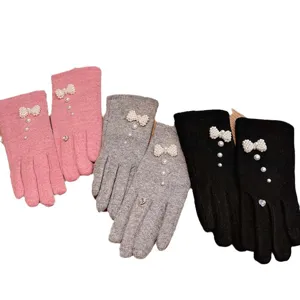 Guanti invernali touch screen in maglia da donna con fiocco di perle e cuore di cristallo.