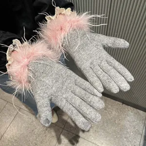 Gants tactiles en cachemire gris élégants avec plumes roses et poignets en dentelle.