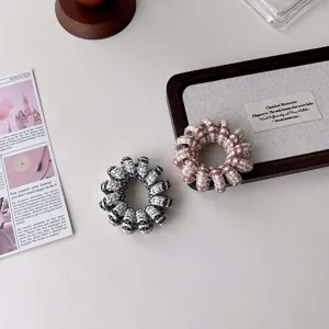 Élastiques à cheveux téléphone à carreaux rétro, bandes minimalistes chics pour coiffure.