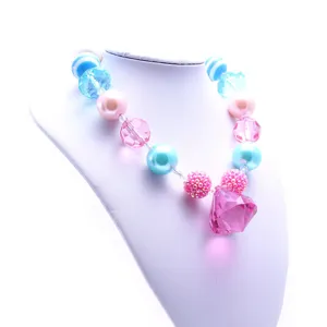 Collier ras de cou chunky pour enfants avec perles colorees et grand pendentif rose fashion.