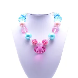 Collier de perles chunky pour enfants avec pendentif goutte en cristal rose mignon.