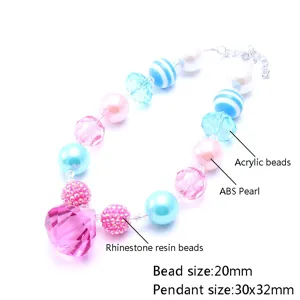 Vue de détail du collier coloré pour enfants, perles acryliques et pendentif 30x32mm.