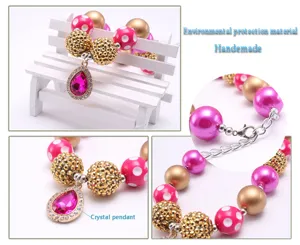 Collier chunky pour enfants avec perles à pois roses, perles pailletées et pendentif cristal.