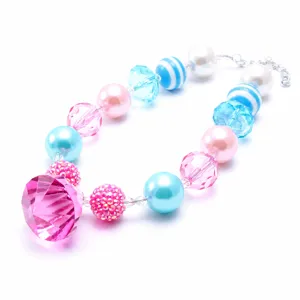 Collier de perles chunky pour enfants avec perles acryliques et joli pendentif rose vif.