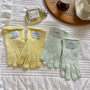 Guantes de punto de mezcla de lana acogedores en amarillo y verde para invierno cálido.