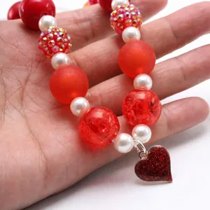 Kinder kralen ketting met rood witte kralen en schattige legering hart hanger voor kids.
