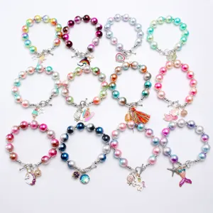 Ensemble de bracelets de perles colorées pour enfants avec charmants pendentifs en alliage.