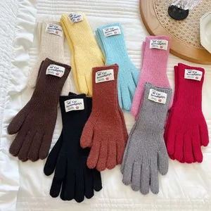 Guantes de punto acogedores en detalle con accesorios de invierno coloridos de cinco dedos