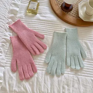 Guanti a maglia con righe verticali da donna caldi invernali resistenti al freddo dettaglio.