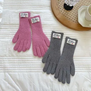 Guantes largos de invierno de punto para mujer cálidos de cinco dedos rosas y grises.