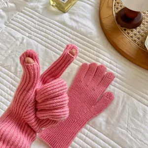 Guanti touchscreen in maglia a coste rosa dettaglio con design senza dita invernali caldi