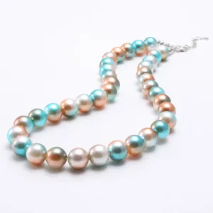 Bellissima collana di perle iridescenti per bambini girocollo colorato dettaglio