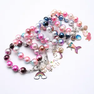 Ensemble de bracelets de perles colorées pour enfants avec de jolies pendeloques en alliage.