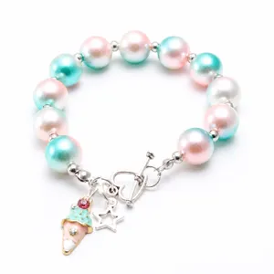 Joli bracelet de perles pour enfants avec perles pastel, pendentif glace et fermoir cœur.