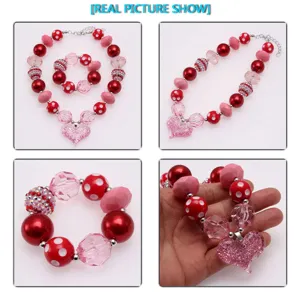 Collana bambina cuore glitter rosa rosso grandi perle set di gioielli vista dettagliata