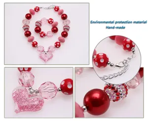 Vista dettagliata del set collana e bracciale con ciondolo a cuore glitter rosa perle grandi.