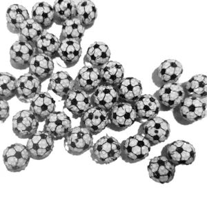 Detailansicht von 20mm Harz Strass Fußball Perlen, perfekt für DIY Schmuckherstellung.