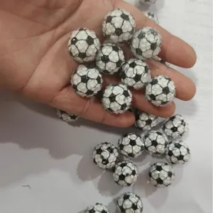 Nahaufnahme Detail von 20mm Harz Fußball Strass Perlen, ideal für DIY Basteln und Schmuck.