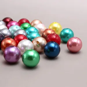 Nahaufnahme von bunten ABS Perlen als lose DIY Bastelperlen für kreatives Schmuckdesign.