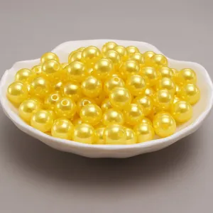 Détail de perles d'imitation en plastique ABS jaune clair pour la fabrication de bijoux.