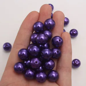 Detailaufnahme von dunkelvioletten ABS Kunststoff Perlen lose Perlen zum Basteln und DIY.