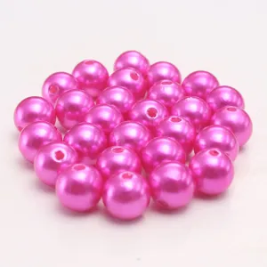 Gros plan de perles d'imitation en plastique ABS magenta, idéales pour la bijouterie DIY.