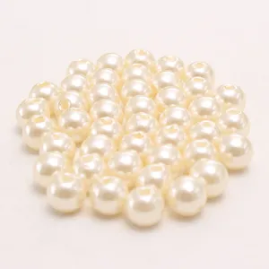 Detailaufnahme von beigen ABS Kunststoff Perlen als lose Perlen fur DIY Schmuckbasteln.