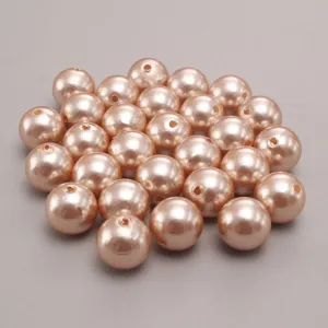 Cuentas de perlas de plástico ABS marrón claro vista detallada, ideal para manualidades y joyas.