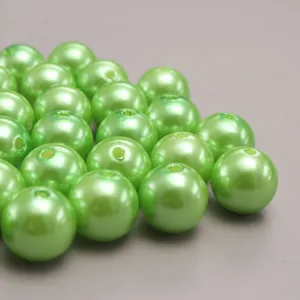 Gros plan de perles en plastique ABS vert pomme, idéal pour la fabrication de bijoux DIY.