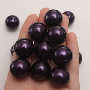 Perles rondes en plastique ABS violet fonce avec trou pour la creation de beaux bijoux.