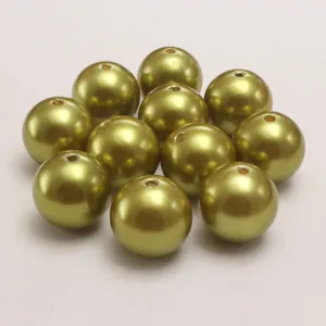 Nahaufnahme glänzender olivgrüner ABS Perlenimitationen, ideal für DIY Schmuckbasteln.